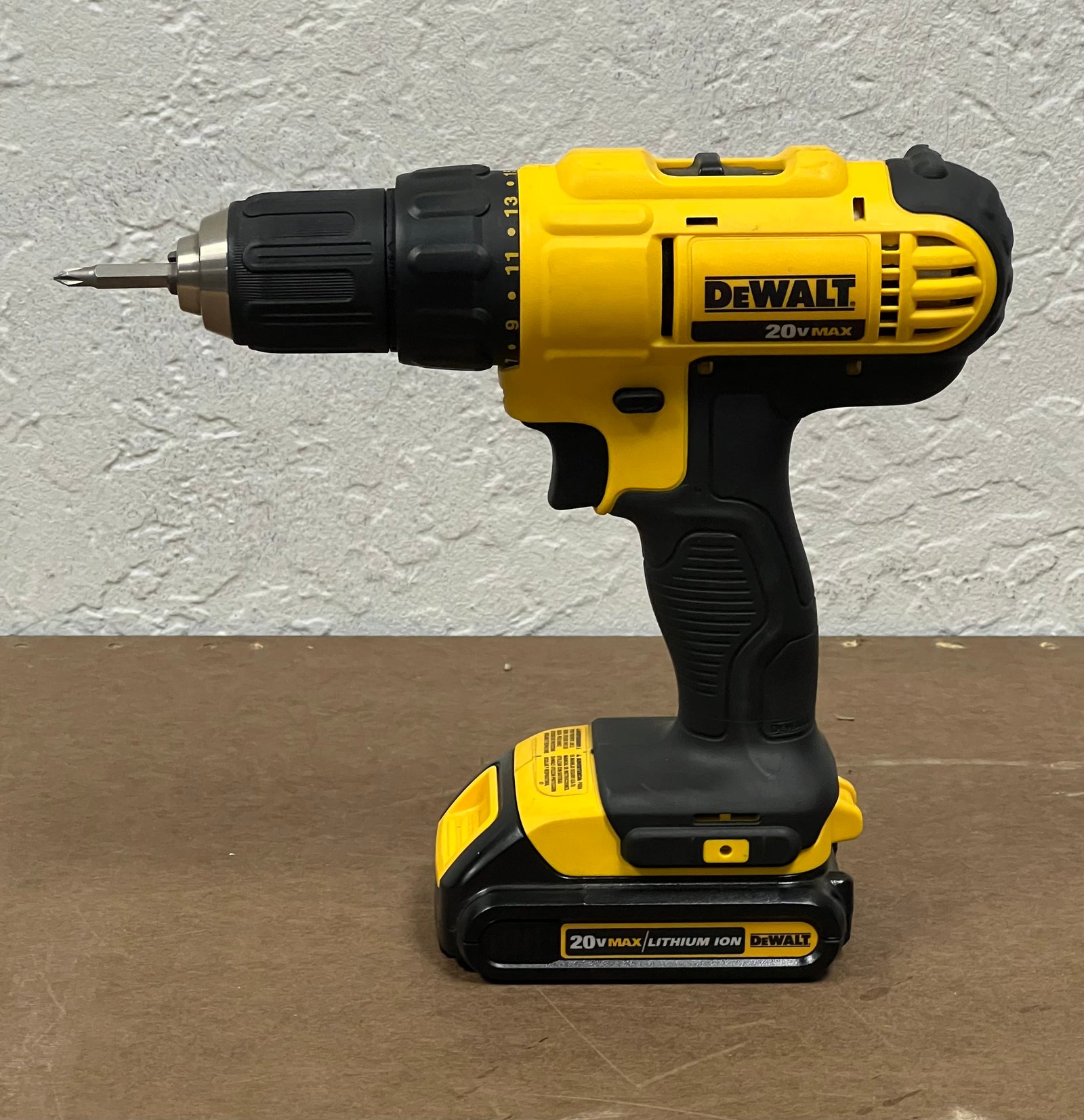 Exemplo de furadeira/parafusadeira DeWalt 20V