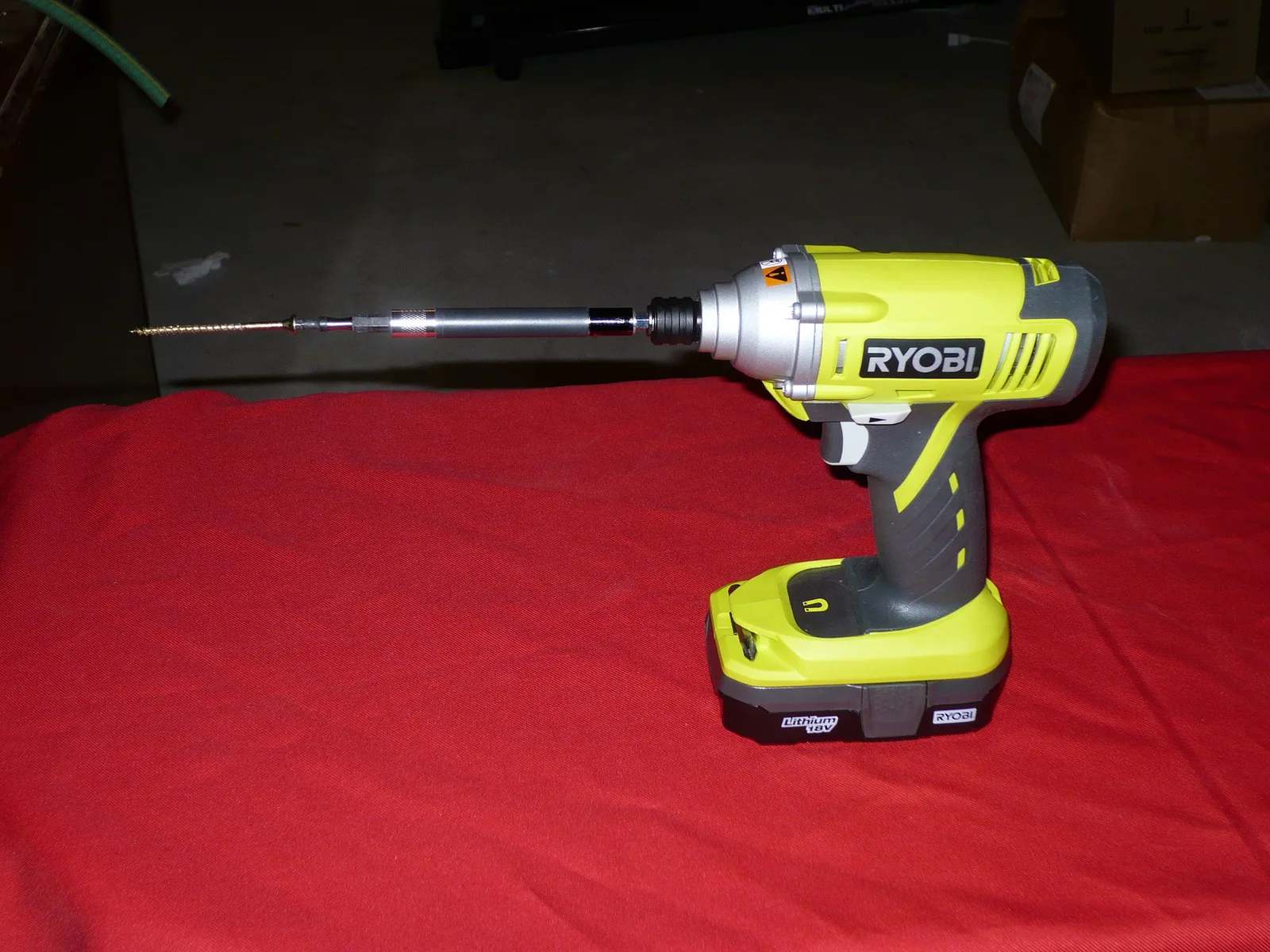 Parafusadeira de impacto Ryobi usada como imagem ilustrativa do guia com ou sem impacto